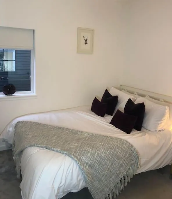 Kaimes Kip: Stylish Edinburgh Five Bedroom Home 0*,