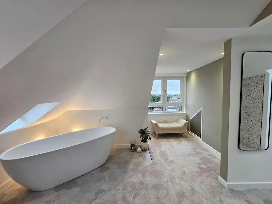 Kaimes Kip: Stylish Edinburgh Five Bedroom Home 0*,  United Kingdom